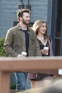 ana-de-armas-and-chris-evans-on-the-set-of-ghosted-in-washington-dc-05-04-2022-9.thumb.jpg.3930444cd30ee5a669ed69f469f4910e.jpg