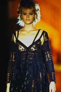 atelier-versace-fw-93-2.thumb.jpg.6bafce2f62e6ae16b8e0c57b869abe7b.jpg
