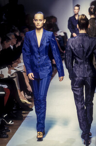 jil-sander-ss-95-5.thumb.jpg.ad4048b8a908aee60cde81b71561e25e.jpg