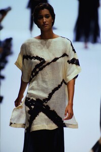 max-mara-ss-94-2.thumb.jpg.66b45554a35e838f7c38f11cefe7f3eb.jpg