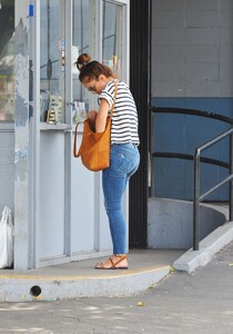 minka-kelly-booty-in-jeans-out-in-sherman-oaks-march-2015_1.jpg