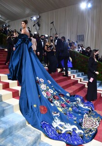 model-taylor-hill-arrives-for-the-2022-met-gala-at-the-news-photo-1651543345.thumb.jpg.99ca66e24c25b19bdf5db8d03de20e28.jpg