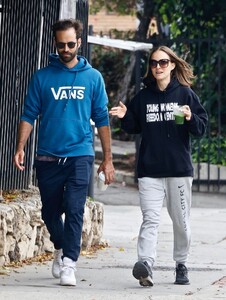 natalie-portman-and-benjamin-millepied-out-in-los-feliz-05-18-2022-5.jpg