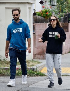 natalie-portman-and-benjamin-millepied-out-in-los-feliz-05-18-2022-6.jpg