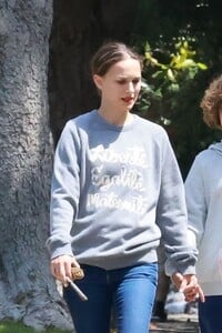 natalie-portman-out-for-morning-walk-with-her-family-in-los-feliz-05-22-2022-4.jpg