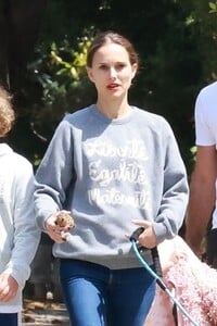 natalie-portman-out-for-morning-walk-with-her-family-in-los-feliz-05-22-2022-5.jpg