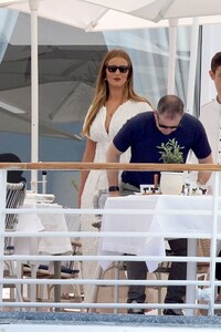 rosie-huntington-whiteley-at-hotel-du-cap-eden-roc-in-antibes-05-18-2022-2.thumb.jpg.354ed929d394b18f95ce11078ecbe360.jpg