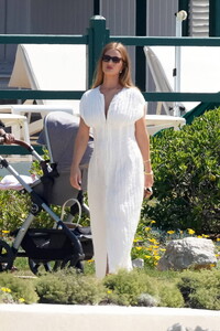 rosie-huntington-whiteley-looks-radiant-in-a-white-dress-while-spotted-at-hotel-du-cap-eden-roc-in-antibes-france-180522_7.thumb.jpg.8dec1f515159fafde6e6ea05fb8e5d00.jpg