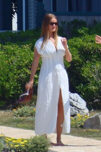 rosie-huntington-whiteley-out-in-cannes-05-19-2022-1.thumb.jpg.85f1aa08fdfab2f1d3924b275da8ebb0.jpg