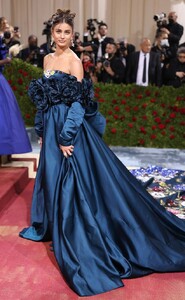 rs_634x1024-220502171321-634-Taylor-Hill-2022-MET-Gala-Red-Carpet-Fashion.thumb.jpg.cd335306979e5a44c90f6d4d1c779100.jpg