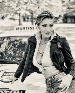 sabrinasalernofficial_279629964_315380010743824_2785172143059583880_n.jpg