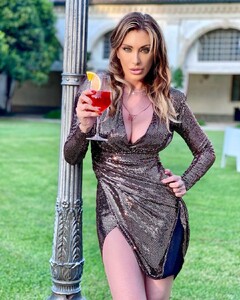 sabrinasalernofficial_280699394_169032248822723_2154599056966822849_n.thumb.jpg.f38aafd0fe4795edcfa3a3a6dda23284.jpg