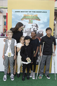 shiloh-jolie-pitt-8.thumb.jpg.dfdec4d739fdad218e7fa3eb6b718a48.jpg