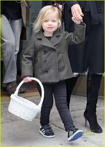 shiloh_jolie_pitt_02-gthumb-gwdata1200-ghdata1200-gfitdatamax.thumb.jpg.bd0a99ba416390f4cfb0fdfa5e1b5853.jpg