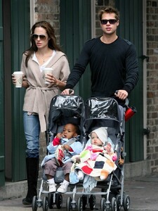 shiloh_jolie_pitt_2n-2-gthumb-gwdata1200-ghdata1200-gfitdatamax.thumb.jpg.975dda6f0e47e8ab71e852add2c96414.jpg