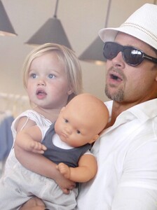 shiloh_jolie_pitt_2n-4-gthumb-gwdata1200-ghdata1200-gfitdatamax.thumb.jpg.a957ff857c8c72bec4dcea6a3e2f5039.jpg