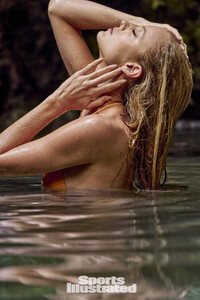 si2022_belize_kate_bock_12_7323-1_wmweb.thumb.jpg.5e1dfea67ba48d7a6fc1d5ce869b42d7.jpg