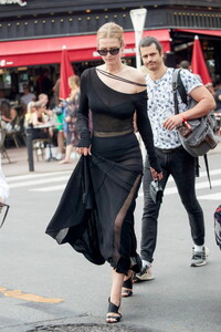 toni-garrn-looks-stunning-in-black-as-she-leaves-the-hotel-martinez-during-the-75th-cannes-film-festival-in-cannes-france-220522_1.jpg