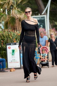 toni-garrn-looks-stunning-in-black-as-she-leaves-the-hotel-martinez-during-the-75th-cannes-film-festival-in-cannes-france-220522_5.jpg