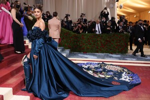 vf-met-gala-2022-theme-taylor-hill.thumb.jpg.07c166d7e10b96d793506a7035892a34.jpg