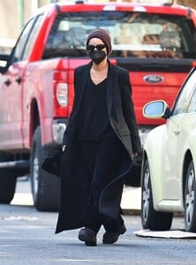 zoe-kravitz-in-all-black-in-new-york-03-08-2022-1.jpg