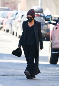 zoe-kravitz-in-all-black-in-new-york-03-08-2022-2.jpg