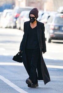 zoe-kravitz-in-all-black-in-new-york-03-08-2022-3.jpg