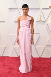 zoe-kravitz-oscars-2022-red-carpet-1.jpg