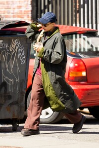 zoe-kravitz-out-in-noho-in-nyc-04-08-2022-5.jpg