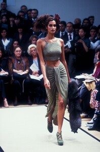1020341288_Fendi1997WomenRTW32.thumb.jpg.411332c9101bdb4ccab26944785204ac.jpg