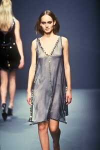 1042554134_Prada1997WomenRTW15.thumb.jpg.414777cf72f4706a8aef607d54aa41c7.jpg