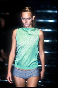 1047457354_Versace1998WomenRTW20.thumb.jpg.34a7ecdca40e161e38890d41e51c9fa2.jpg