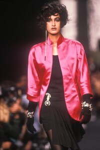 1049905806_KarlLagerfeld1990WomenRTW112.thumb.jpg.dfb56043bfeffb0147fd5ae4ed630c4e.jpg