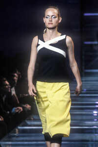 1060778437_VersusbyDonatella1998WomenRTW74.thumb.jpg.ca281acd90cc7aebbe7ceb22135f74f9.jpg