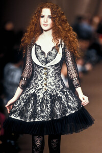 1068928922_ChristianLacroix1994WomenRTW177.thumb.jpg.ffc5be6542caecdd0f754246ce65840e.jpg