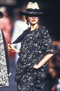 1083002947_SoniaRykiel1989WomenRTW47.thumb.jpg.9f477580132d9f8a1a68e0c504085a44.jpg