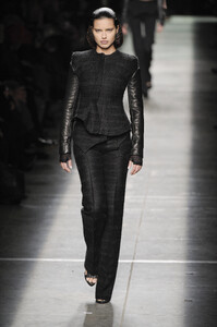 1112574972_Givenchy2009WomenRTW23.thumb.jpg.549d0e9fc1a6a3d0954f7876d9d14fe7.jpg