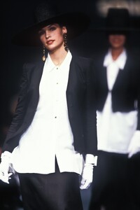 1123770636_SoniaRykiel1989WomenRTW38.thumb.jpg.47fc88644919bba8431c107e54022ac3.jpg