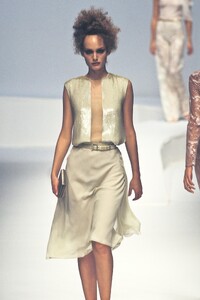 1148975861_Valentino1997WomenRTW29.thumb.jpg.2008050f33f7b27aedacd04ae5a44025.jpg