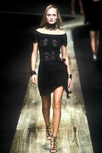 114925904_Valentino1998WomenRTW72.thumb.jpg.ac1dd50a9235813d8d3b3bb517abdc0c.jpg