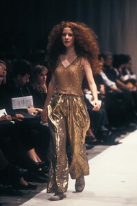 1169295798_KatherineHamnett1994WomenRTW31.thumb.jpg.ad47801ed9afbcd2dcadb8de545f594e.jpg