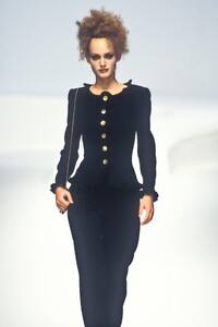 1175850702_Valentino1997WomenRTW217.thumb.jpg.d8619c0be834b119dcb67ab881bec5d2.jpg