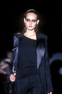 1223240462_Gucci1997WomenRTW30.thumb.jpg.8db82ee57e82bb4248781e9e38635358.jpg