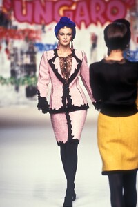 1223838336_EmanuelUngaro1994HauteCouture59.thumb.jpg.d1346d02b31486a9daed0afc7c156124.jpg