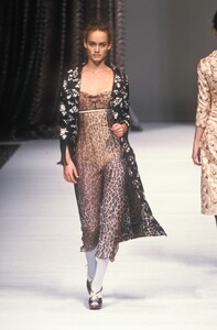 123178194_DolceGabbana1997WomenRTW124.thumb.jpg.0983257ff20d0aca78929d33bd225c14.jpg