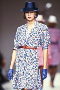 123321991_YvesSaintLaurent1989WomenRTW60.thumb.jpg.ee1abe8049e7c438532e21061963b85a.jpg