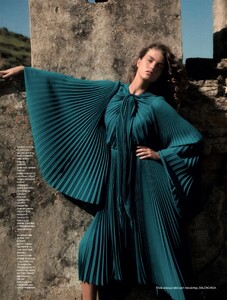 Luna-Bijl-Vogue-Greece-July-August-2022+(18).jpg