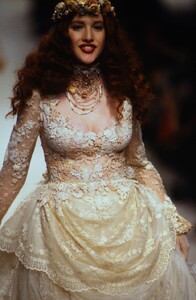 1237343378_LolitaLempicka1995WomenRTW110.thumb.jpg.d33140ab36faceba177e5565bb13a78c.jpg