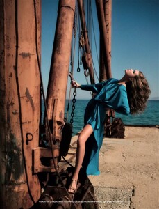 Luna-Bijl-Vogue-Greece-July-August-2022+(16).jpg