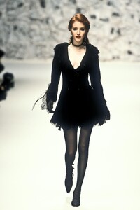 1301539565_EmanuelUngaro1995HauteCouture74.thumb.jpg.274cba4b557db1d5e9baf17616fe0391.jpg